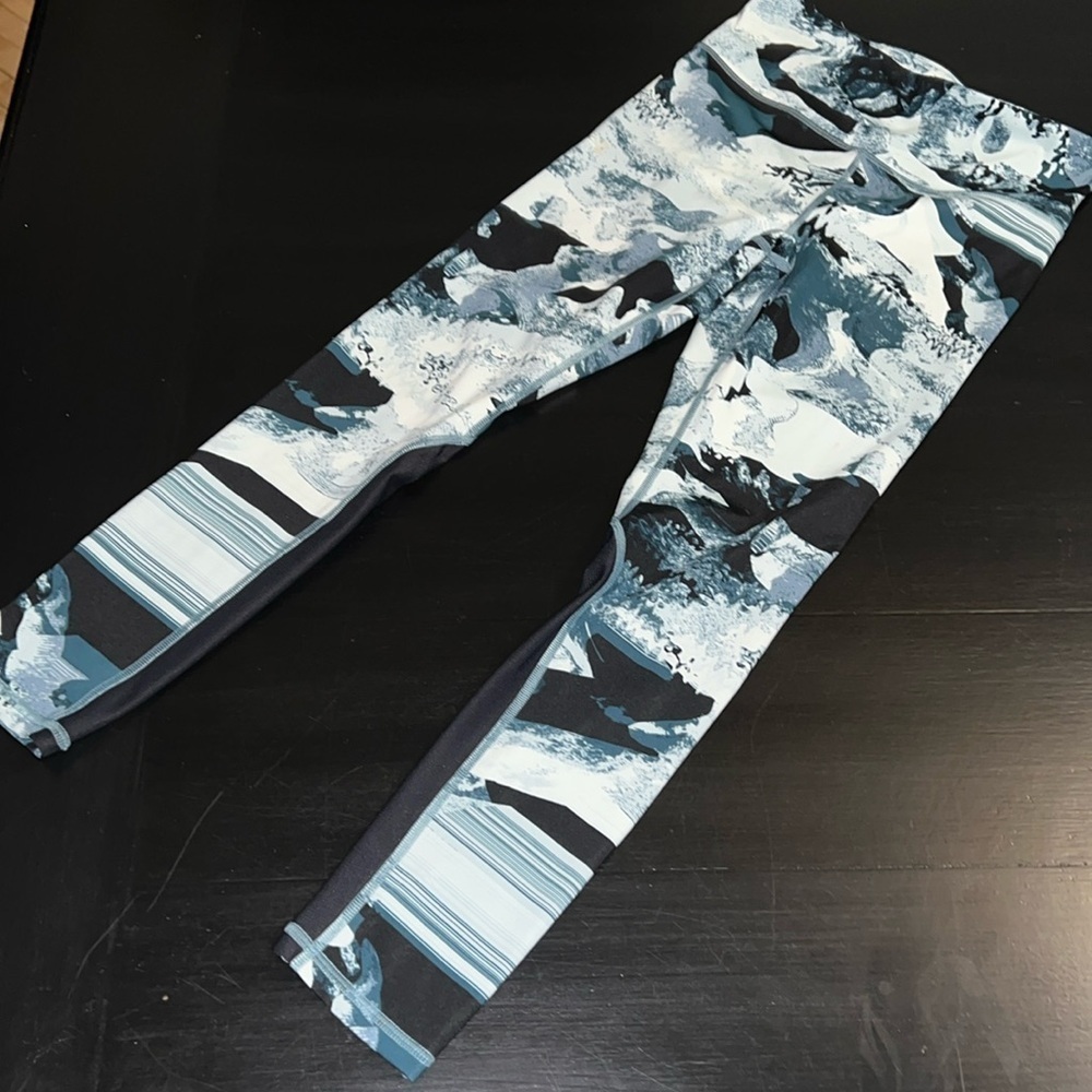 Women’s under Armour fitted leggings size small‎